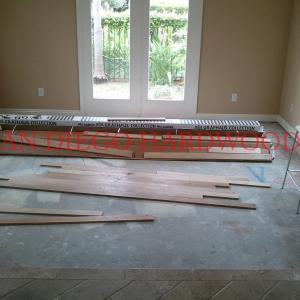 Glue down floor installation in Del Mar.Licensed flooring contractor in San Dieo